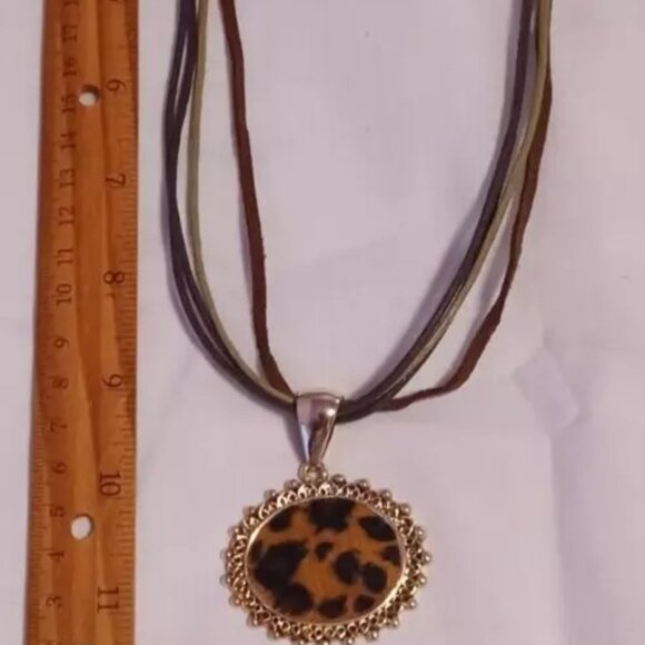 VINTAGE Animal Print Pendant Cord Round Gold Tone Necklace Earrings Set - Picture 6 of 6